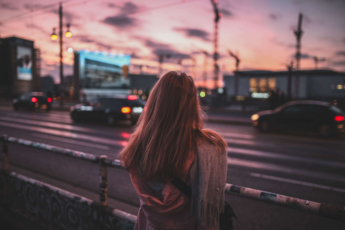 Frau an der Warschauer Straße Berlin