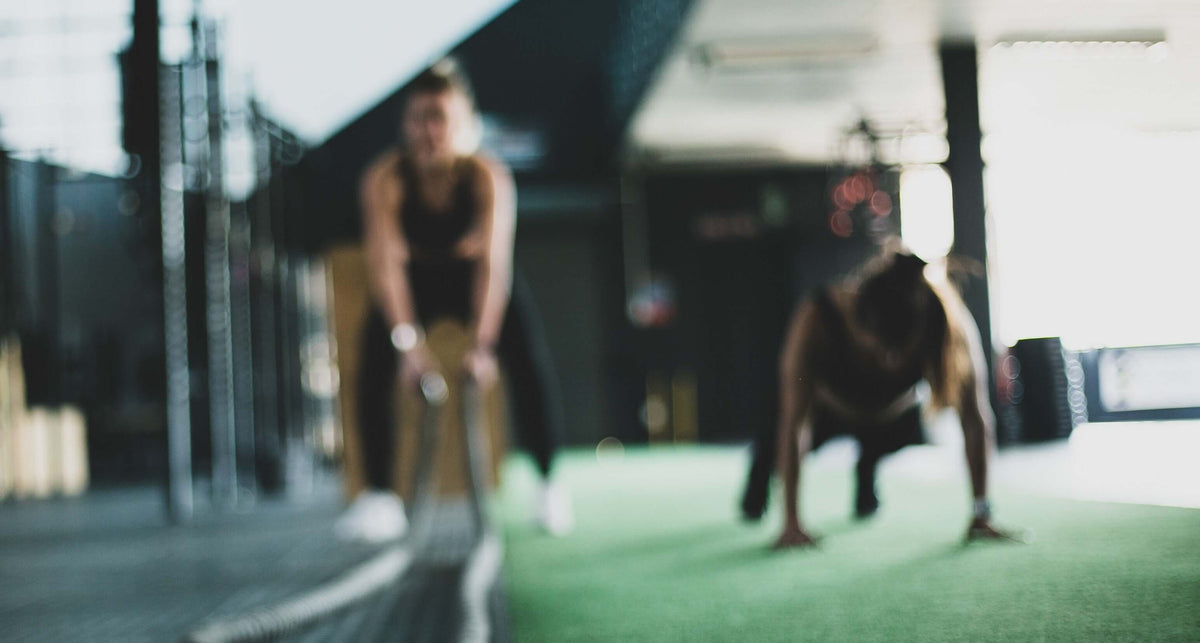 Zwei Frauen beim Workout