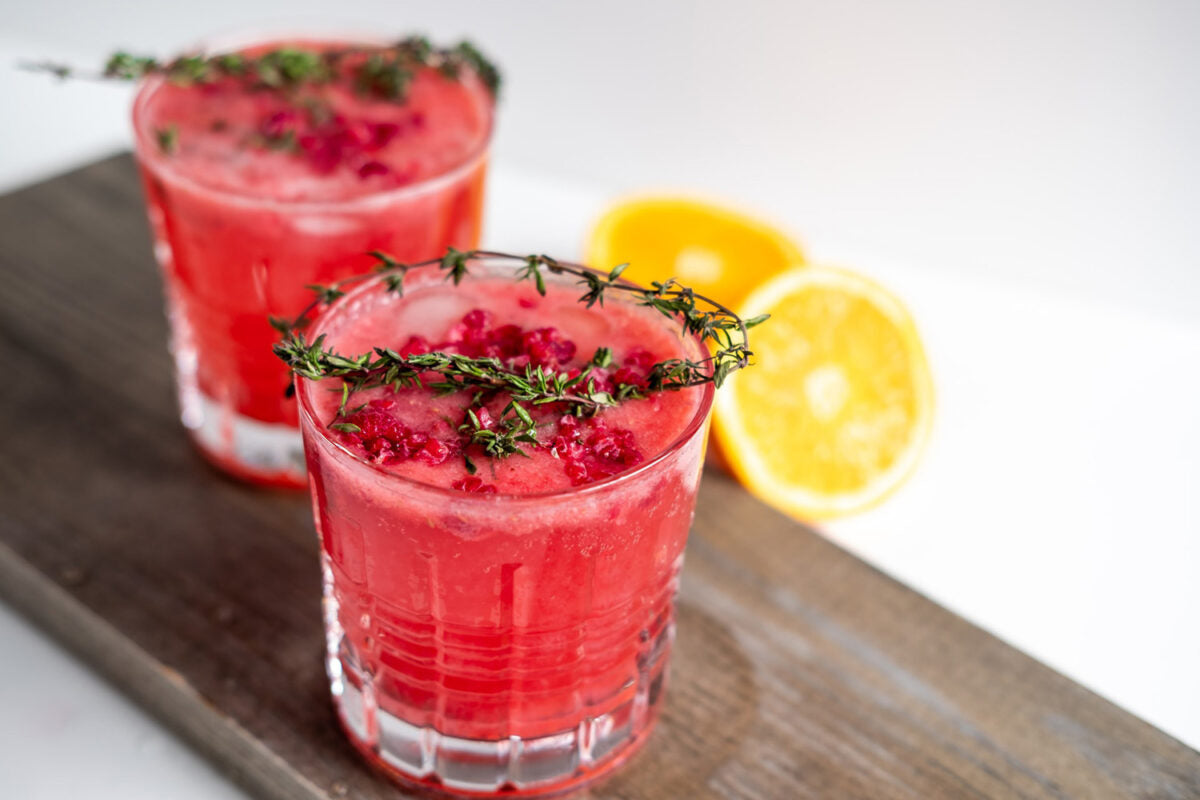 Zwei Gläser mit roten Cocktails