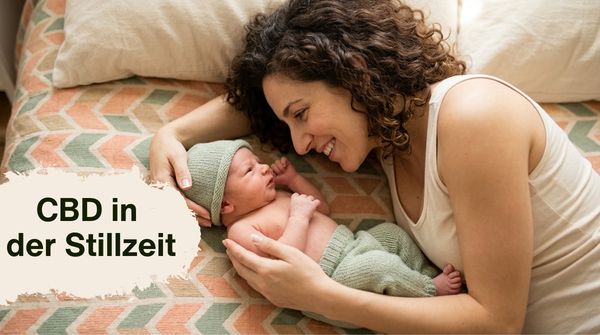 Mutter liegt mit ihrem Neugeborenen auf dem Bett
