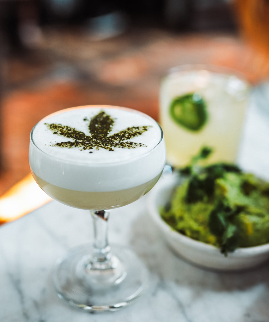 Cocktail mit Cannabisblatt
