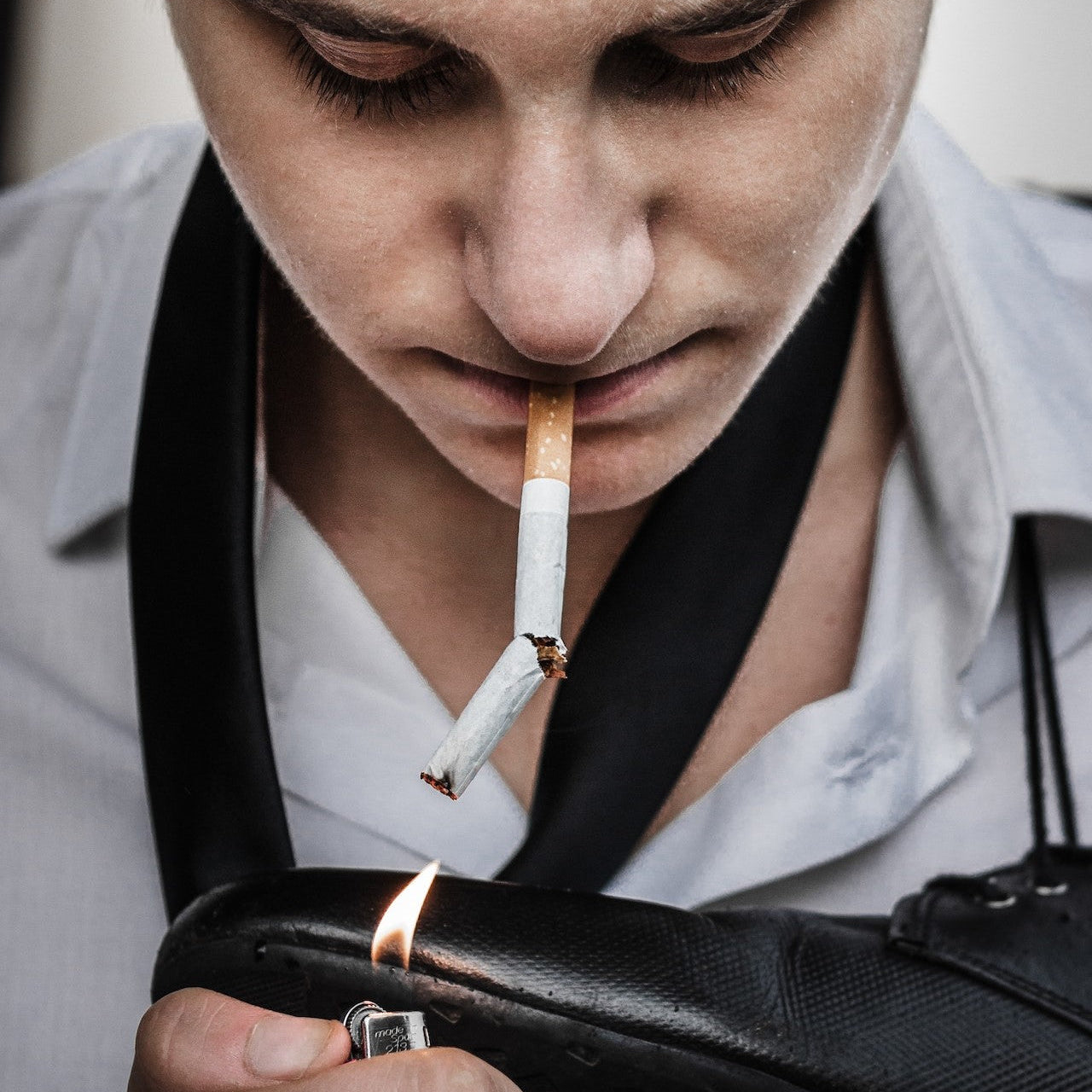 Mann mit Zigarette