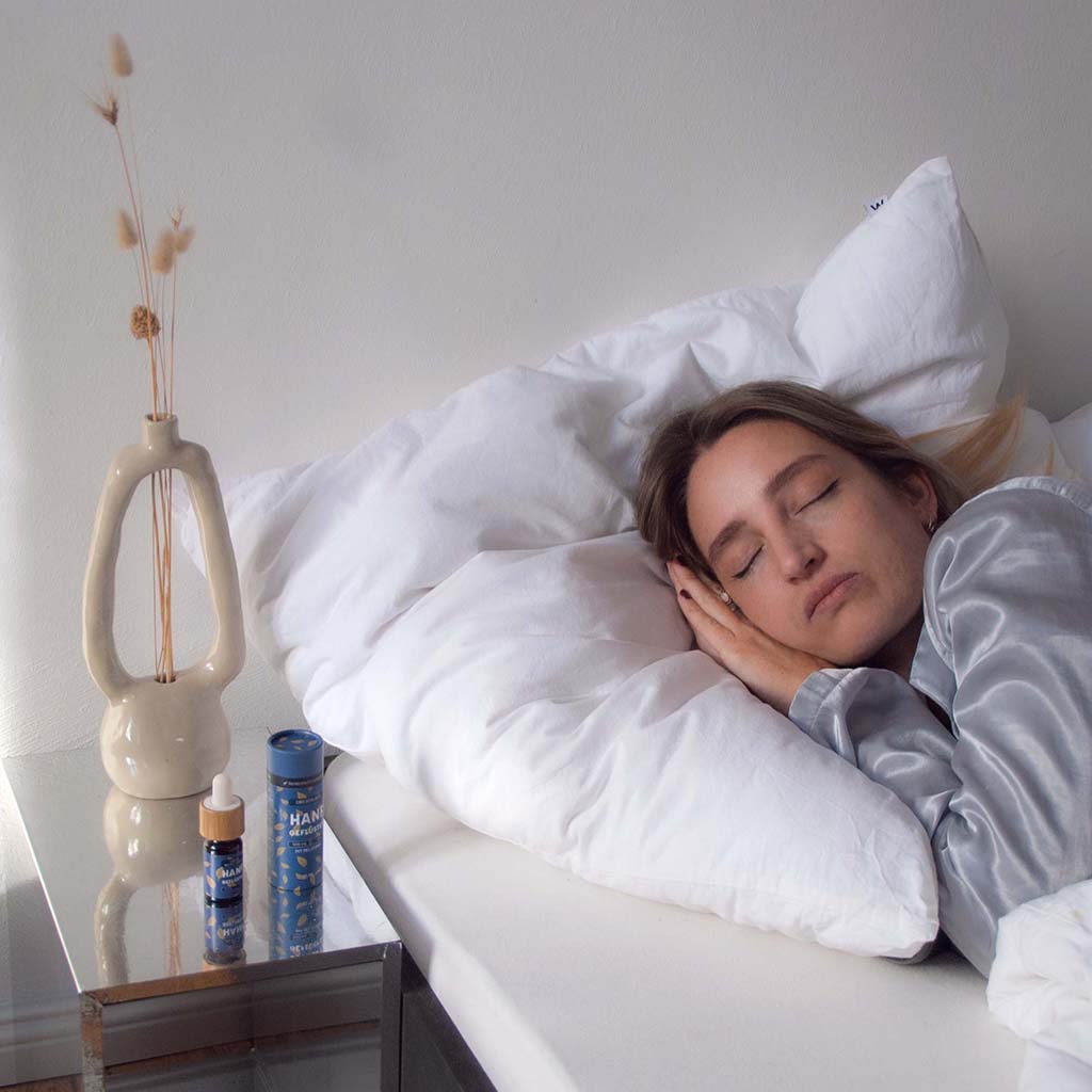 Hanfgeflüster CBD Schlaföl und schlafende Frau