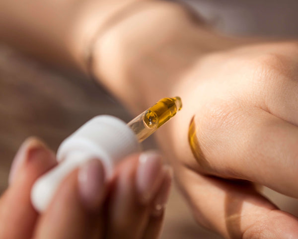 CBD-Öl wird mit Pipette auf die Haut aufgetragen